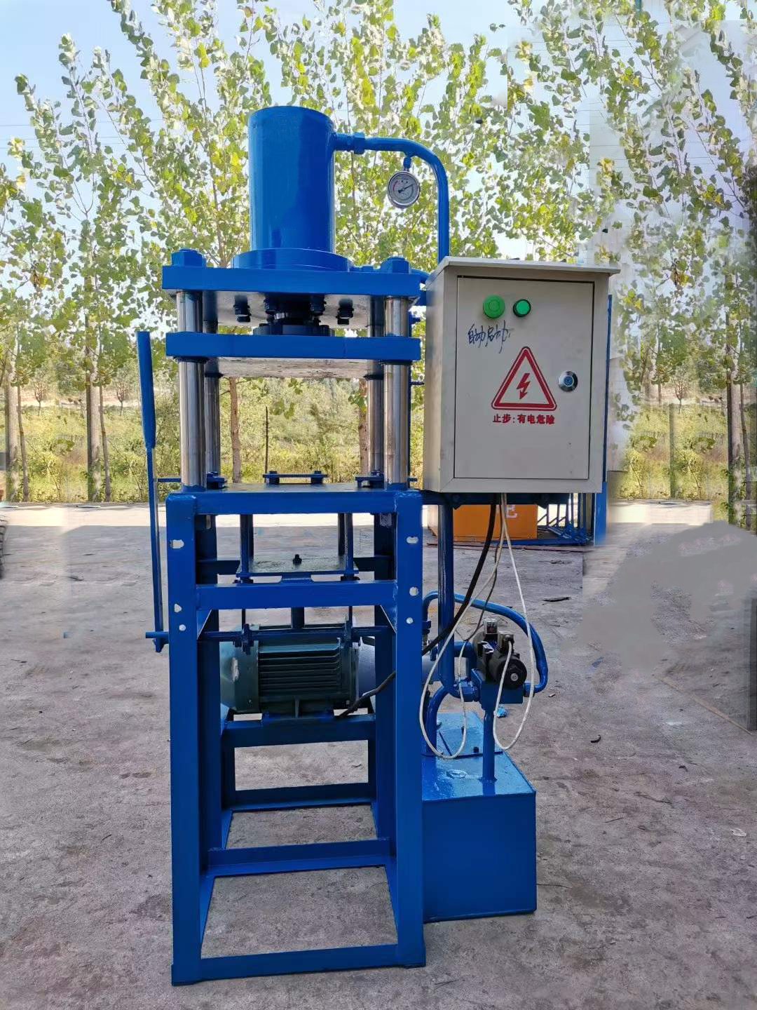 Fireworks mud filling and pressing machine