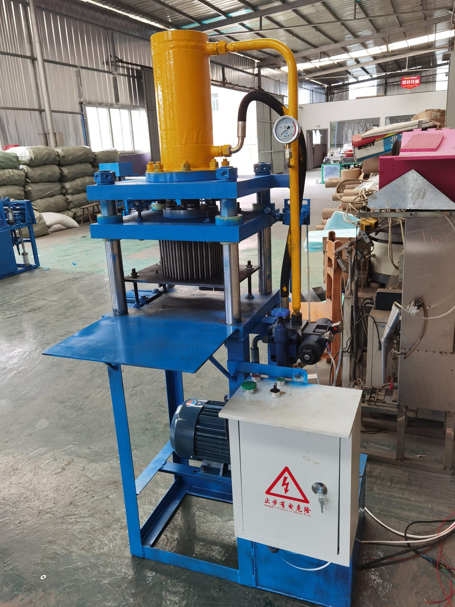 Fireworks mud filling and pressing machine