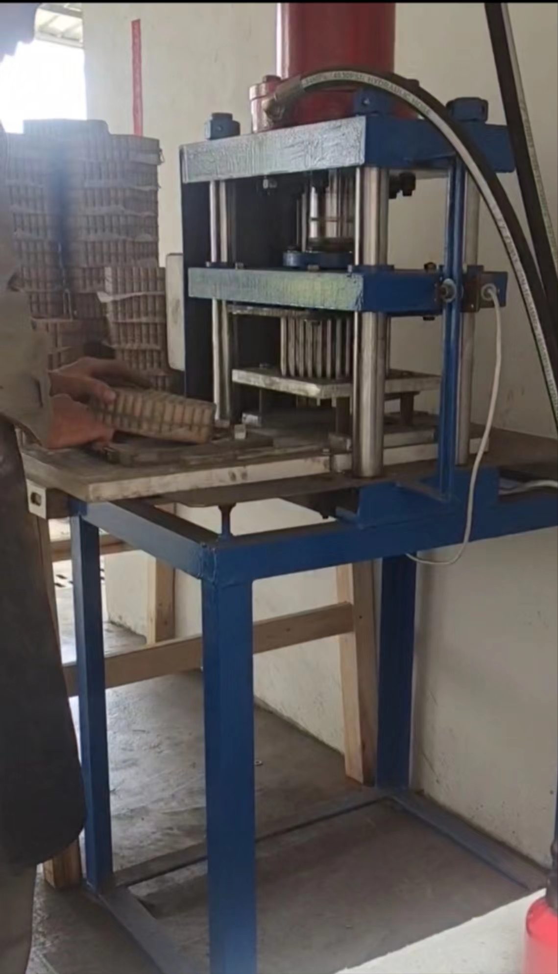 Fireworks mud filling and pressing machine