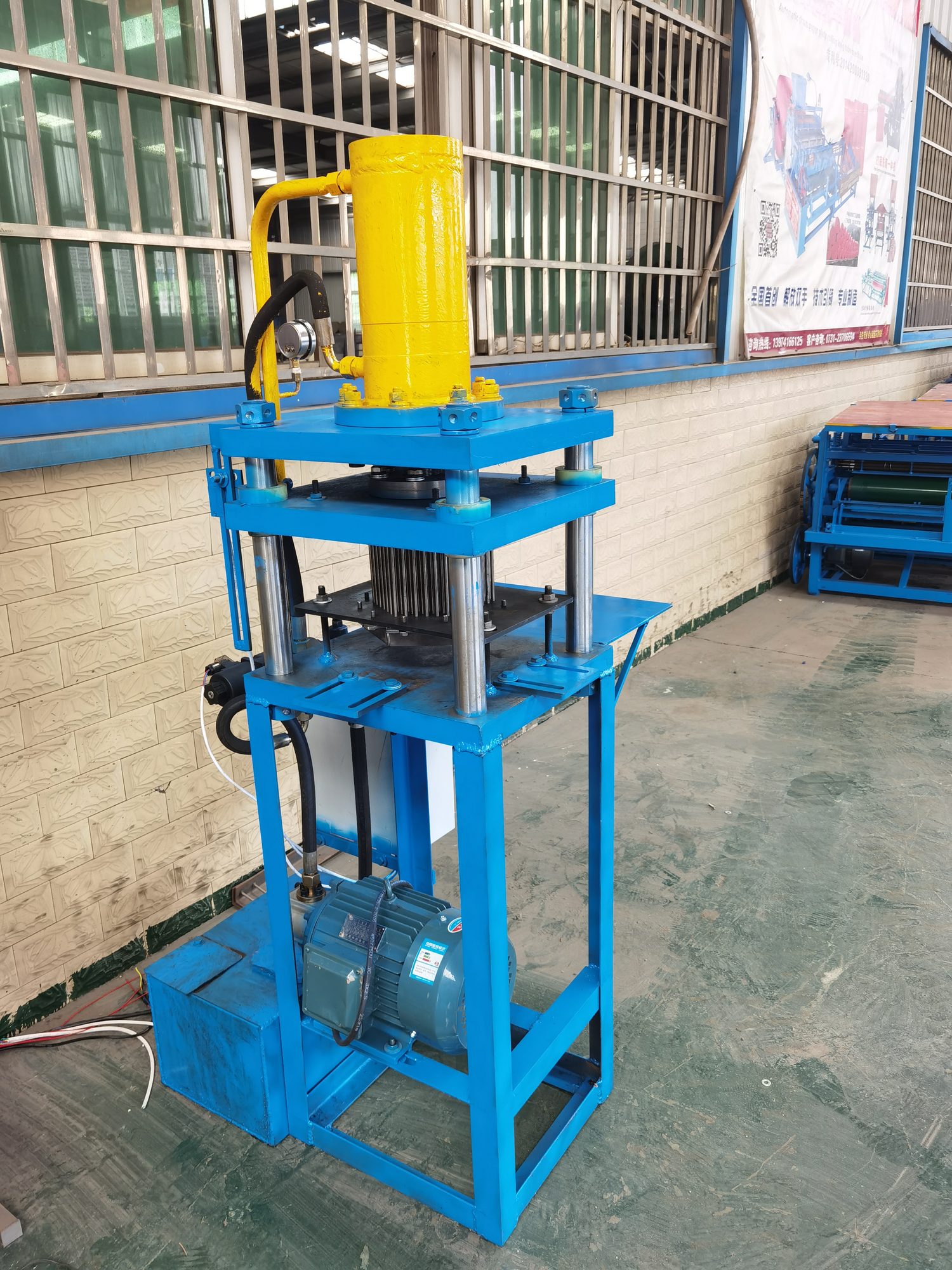 Fireworks mud filling and pressing machine